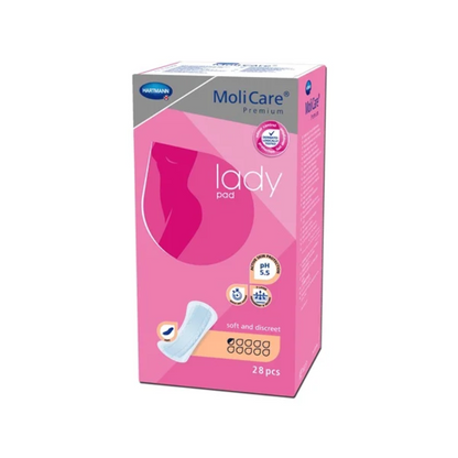 De afbeelding toont een roze doos Hartmann MoliCare® Premium Lady Pad inlegkruisjes. De doos is versierd met een gestileerd vrouwensilhouet, draagt de aanduiding „PH 5,5“ en geeft aan dat het 28 stuks bevat. De voor lichte incontinentie ontworpen inlegkruisjes zijn zacht en discreet en dragen het logo van Paul Hartmann AG in de linkerbovenhoek.