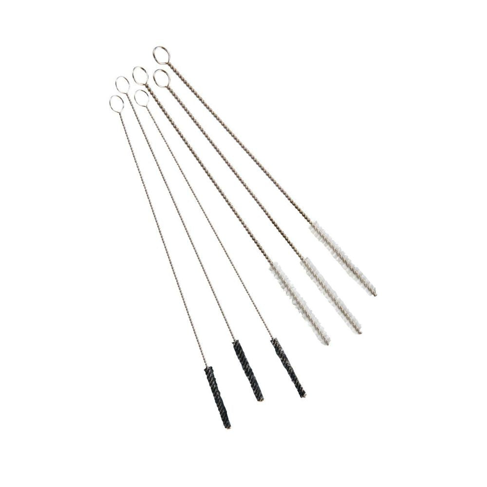 De Haug sproeiborstelset met V2A roestvrij staal 6-delig van Haug Bürsten KG omvat vijf dunne reinigingsborstels met roestvrijstalen handvatten en lusuiteinden, met gekleurde borstelharen: twee zwarte, twee witte en een grijze. Ideaal voor gedetailleerde professionele reinigingstaken.