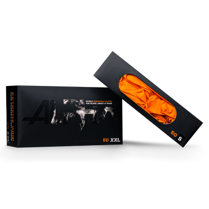 Une boîte noire ALPHA de AMPri Handelsgesellschaft mbH contient 50 gants à usage unique en nitrile High Grip XXL de couleur orange. L'emballage ouvert montre les gants orange vif, partiellement visibles à travers une fenêtre transparente.
