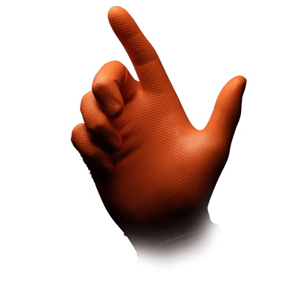 Une main portant le gant à usage unique en nitrile High Grip orange, ALPHA de AMPri Handelsgesellschaft mbH, pointe vers le haut avec l'index sur un fond blanc simple.