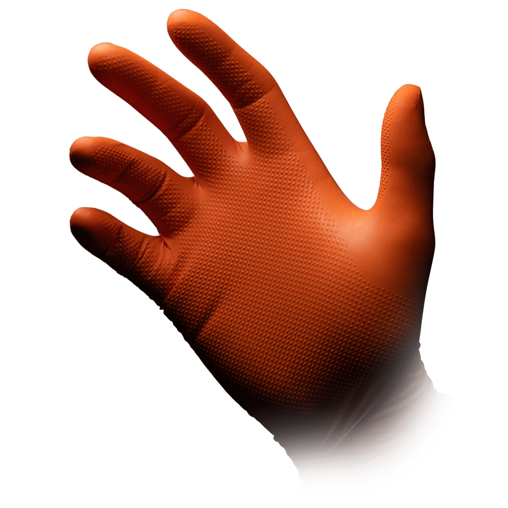 Une main porte un gant à usage unique en nitrile High Grip orange, ALPHA de AMPri Handelsgesellschaft mbH, sur un fond blanc avec la paume vers l'avant et les doigts légèrement écartés.