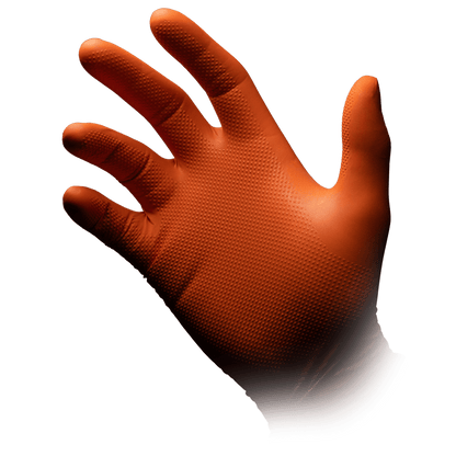Une main porte un gant à usage unique en nitrile High Grip orange, ALPHA de AMPri Handelsgesellschaft mbH, sur un fond blanc avec la paume vers l'avant et les doigts légèrement écartés.