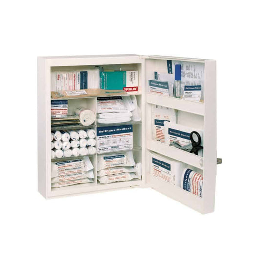 L'armoire à pharmacie FAMULUS de Holthaus Medical GmbH & Co. KG, non équipée, est une armoire de premiers secours ouverte et spacieuse, dotée de plusieurs étagères pouvant accueillir divers articles médicaux tels que des bandages, des rouleaux de gaze, un masque de RCP, des lingettes antiseptiques et des pansements adhésifs. Son agencement clair garantit une identification et un accès faciles en cas d'urgence. Un symbole de secours est clairement apposé sur la porte pour permettre une identification rapide.