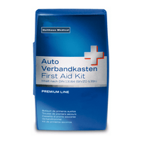 Een blauw-witte doos met het opschrift „Holthaus Premium EHBO-set | Verpakking (1 stuk)“ wijst op de temperatuurbestendige en breukvaste eigenschappen ervan. Een aanvullende meertalige tekst geeft informatie over de inhoud en de naleving van DIN 13164 (StVZO §35h). In de linkerbovenhoek staat de merknaam „Holthaus Medical GmbH & Co. KG“.