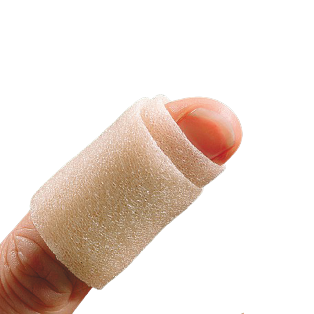 Een vinger die bedekt is met een beige, gestructureerd Holthaus Soft Foam Zelfklevend Verband. Het zelfklevende verband van Holthaus Medical GmbH & Co. KG omsluit de vinger, laat de punt vrij en lijkt demping en ondersteuning te bieden. Dit latexvrije, waterafstotende verband zorgt voor comfort en bescherming.