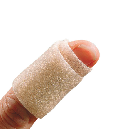 Een vinger die bedekt is met een beige, gestructureerd Holthaus Soft Foam Zelfklevend Verband. Het zelfklevende verband van Holthaus Medical GmbH & Co. KG omsluit de vinger, laat de punt vrij en lijkt demping en ondersteuning te bieden. Dit latexvrije, waterafstotende verband zorgt voor comfort en bescherming.