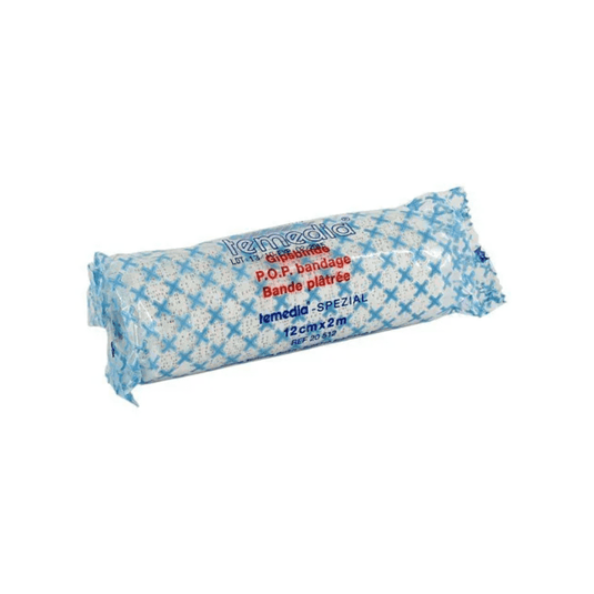 Een opgerolde bandage voor immobilisatie is verpakt in een blauw-witte verpakking, is voorzien van de opschriften „Holthaus Temedia-Spezial gipsbandage – 1 bandage“ en „Bande plâtrée“ en heeft de afmetingen 12 cm x 2 m. Op de verpakking staat de merknaam „Holthaus Medical GmbH & Co. KG“ gedrukt; deze is geschikt voor immobilisatie bij fracturen.