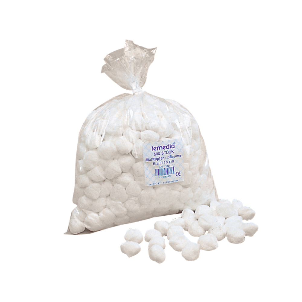 Dans un sac en plastique transparent portant l'inscription « Holthaus Medical GmbH & Co. KG », se trouvent plusieurs tampons de gaze Temedia non stériles taille 2, en forme de boule et de couleur noix (500 pièces). Quelques-unes des boules de coton sont versées hors du sac, qui est fermé avec un serre-câble et posé sur un support blanc. Ces tampons médicaux sont parfaitement adaptés aux soins des plaies.