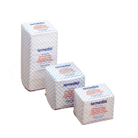 La photo montre trois boîtes de compresses non tissées Holthaus Temedia® classées par ordre croissant de taille. Les boîtes sont blanches, ornées d'un motif en damier bleu, et comportent un texte décrivant le produit et indiquant qu'il convient à un traitement efficace des plaies.