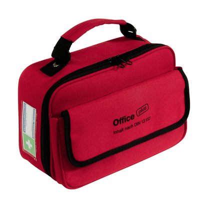 Une trousse de secours rouge Holthaus Office plus, DIN 13157 avec poignée noire et fermeture éclair, idéale pour les environnements de bureau. Sur le devant, les mots « Office plus » et « Contenu selon DIN 13157 » sont imprimés. Une petite poche avant présente un symbole de premiers secours sur le côté, ce qui identifie clairement ce produit de Holthaus Medical GmbH & Co. KG comme un équipement de premiers secours indispensable.