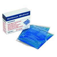 La photo représente une boîte portant la mention « Holthaus YPSIMED Compresse froide / chaude 13 x 14 cm | Boîte (2 pièces) » de la société Holthaus Medical GmbH & Co. KG. Elle contient deux compresses, chacune mesurant 13 x 14 cm et emballée dans un film plastique transparent renfermant un liquide bleu. Le texte figurant sur la boîte est multilingue et met en avant les applications à chaud et à froid du produit, indispensables dans les situations de premiers secours.