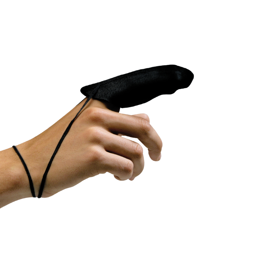 Une main porte un protège-doigt en cuir Holthaus Ypsimed taille 3 de Holthaus Medical GmbH & Co. KG, qui couvre un doigt, avec une ficelle enroulée autour du poignet pour maintenir la marionnette en place. L'arrière-plan est simplement blanc.