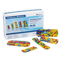 Une boîte de pansements pour enfants Holthaus Ypsiplast® de la société Holthaus Medical GmbH & Co. KG, contenant 50 pansements. La boîte et les pansements sont décorés de motifs colorés représentant des dinosaures ; cinq pansements de tailles différentes sont représentés sur le devant de la boîte.