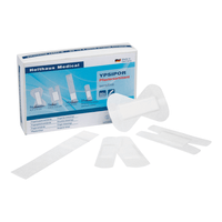 Op de afbeelding is een doos te zien met het Holthaus Ypsipor-assortiment pleisters voor de gevoelige huid (50 stuks) van Holthaus Medical GmbH & Co. KG. Voor de doos zijn verschillende witte pleisters in diverse vormen en maten afgebeeld, waarop de tekst „Pleisters voor de gevoelige huid“ staat vermeld. De doos bevat 50 stuks.