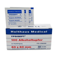 Illustration d'une boîte de Holthaus Medical GmbH & Co. KG : tampons imbibés d'alcool Holthaus Ypsisept® 60 x 60 mm, 100 pièces | Boîte (1 pièce). La boîte porte les mentions « 100 tampons imbibés d'alcool pour le nettoyage de la peau » et « 60 x 60 mm ». Derrière la boîte se trouvent plusieurs sachets individuels de tampons imbibés d'alcool isopropylique.