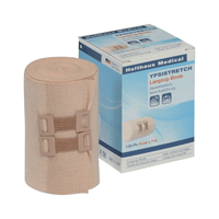 Une bande élastique à allongement long « Ypsistretch » de Holthaus, soigneusement présentée dans son emballage. Cette bande beige à élasticité permanente est enroulée avec deux attaches assorties. L'emballage comporte des informations sur le produit ainsi qu'une photo de la bande, qui met en avant son utilisation en tant que dispositif médical essentiel. Ses dimensions sont de 8 cm x 7 m ; elle est fabriquée par Holthaus Medical GmbH & Co. KG.
