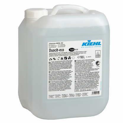 Een 10-liter container van doorschijnend kunststof met een witte schroefdop en de opdruk "Kiehl Duocit-eco balance sanitairreiniger zonder geur- en kleurstoffen" van Johannes Kiehl KG bevat meertalige aanwijzingen en veiligheidsinformatie.