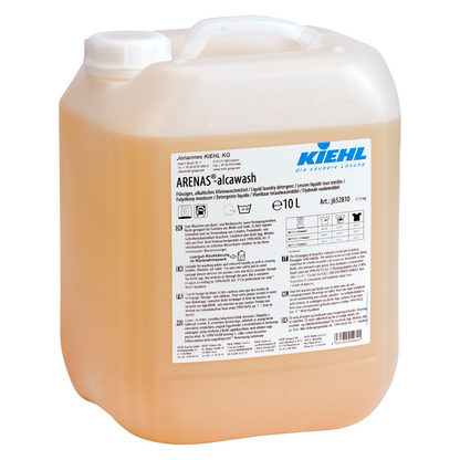 Een 10-liter container van halftransparant kunststof met het product Kiehl ARENAS-alcawash Vloeibaar alkalisch wasmiddel van Johannes Kiehl KG, met een handgreep en een etiket met productinformatie en instructies; binnenin is een gelige vloeibaar wasmiddel zichtbaar.