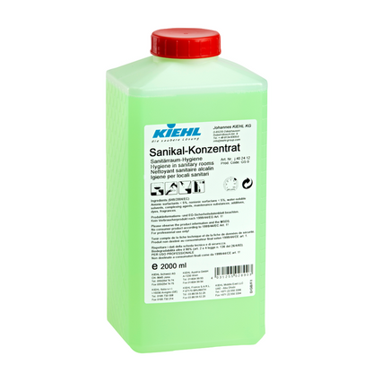 Un récipient en plastique rectangulaire vert de 2 litres de Johannes Kiehl KG avec l'inscription "Kiehl Sanikal-Concentré Hygiène des sanitaires" est équipé d'un bouchon rouge et d'instructions multilingues sur le produit et son utilisation sur le devant.