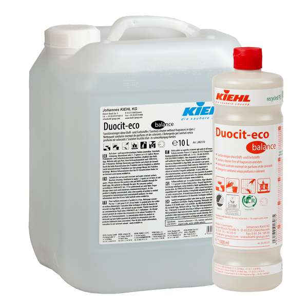 Een 10L doorzichtige jerrycan en een 1L witte fles Kiehl Duocit-eco balance sanitairreiniger zonder geur- en kleurstoffen van Johannes Kiehl KG, beide met rode dop en voorzien van toepassings- en veiligheidsinstructies.