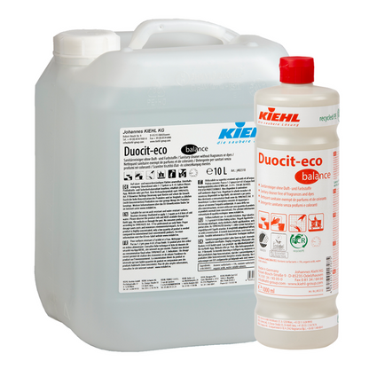 Een 10L doorzichtige jerrycan en een 1L witte fles Kiehl Duocit-eco balance sanitairreiniger zonder geur- en kleurstoffen van Johannes Kiehl KG, beide met rode dop en voorzien van toepassings- en veiligheidsinstructies.