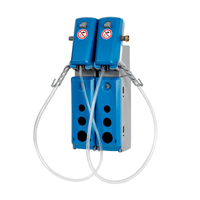 Deux distributeurs muraux multidoses DosiStation 2P-16 L de la société Johannes Kiehl KG, de couleur bleu-gris, équipés chacun de tuyaux, de quatre orifices à l'avant et d'un panneau « Interdiction de fumer » – idéaux pour le remplissage de seaux ou de machines dans l'industrie agroalimentaire.