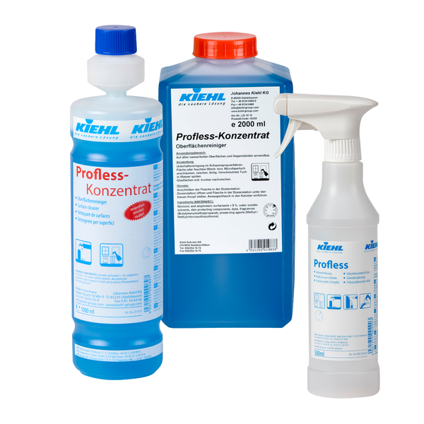Drie Kiehl Profless-containers: een blauwe 500 ml trechterfles leeg met 6 aërosolvrije sprayers (Johannes Kiehl KG) en twee grote blauwe kannen met rode deksels, allemaal met het opschrift Profless-concentraten oppervlakte reiniger.