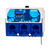 De blauw-witte Johannes Kiehl KG ARCANDIS Peredos 1ZAR, een analoge, toerentalgeregelde doseerpomp voor reinigingsmiddelen, is voorzien van een display, gelabelde doseerverdelingen en drie doorzichtige compartimenten die zicht bieden op de binnenkant.