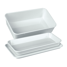 Een set van drie op elkaar gestapelde witte, rechthoekige instrumentenbakken van Servoprax GmbH, bestaande uit een bovenste bak met hogere randen (190 x 150 x 40 mm) en twee plattere bakken met een vlakke bodem. Ideaal voor het ordenen van uw belangrijke gereedschappen in een slank, hittebestendig ontwerp.