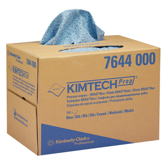 Une lingette industrielle Kimtech® à motifs bleus est distribuée à partir d'une boîte BRAG™ marron de Kimberly-Clark GmbH (1 boîte de 160 lingettes). La boîte porte les informations relatives au produit et convient parfaitement au nettoyage industriel.