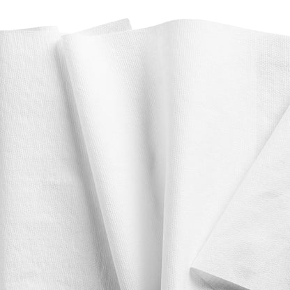 Un gros plan des lingettes WypAll® X70 de Kimberly-Clark GmbH - blanc, plié (6 sacs x 70 lingettes) - montre leur surface texturée et leurs bords droits, idéales pour le nettoyage industriel.