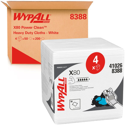 Een doos met het opschrift "WypAll® X80 PowerClean - Viertelgevouwen / Wit - 4 zakken x 50 vellen | Doos (4 zakken)" van Kimberly-Clark GmbH staat achter een stapel reinigingsdoeken met toepassingssymbolen en industriële reinigingsafbeeldingen op de verpakking.