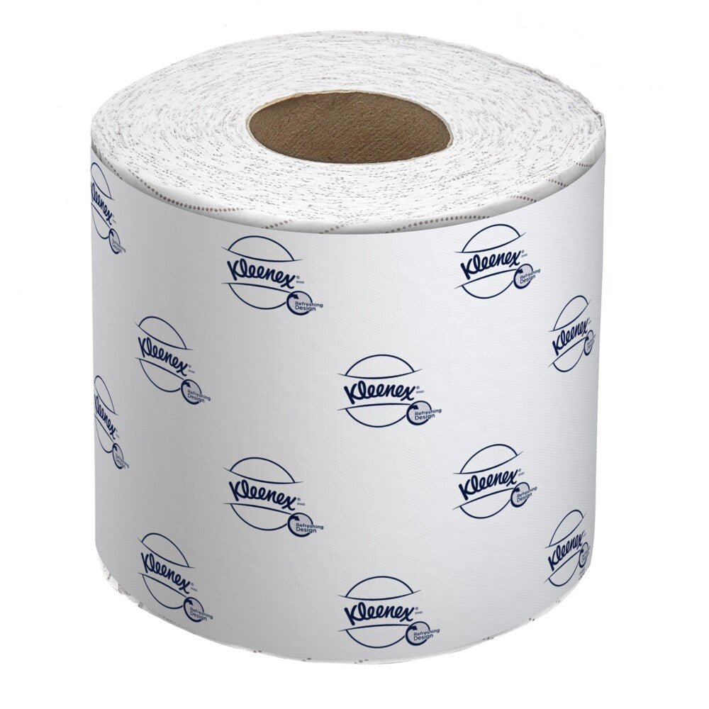 Un seul rouleau de papier toilette blanc Kleenex® du pack de 8 (12 petits rouleaux x 250 feuilles) de la société Kimberly-Clark GmbH avec le logo Kleenex sur l'emballage et un noyau en carton brun visible.