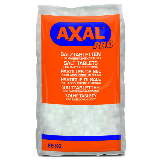 Un sac de 25 kg de sel régénérant AXAL PRO TABS - sel spécial pour l'adoucissement de l'eau de K+S Minerals and Agriculture GmbH est emballé dans une couleur orange vif et muni de textes multilingues, y compris des étiquettes en allemand, anglais et français. Ce sel régénérant est idéal pour l'adoucissement efficace de l'eau dans votre maison ou entreprise.