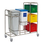 Le Novocal Kombi-Wertstoffsammler Fünffachsammler est un chariot de recyclage en acier inoxydable avec des roues, quatre conteneurs colorés pour le verre, le papier, le plastique et le métal, ainsi qu'un sac latéral gris pour la collecte des déchets. Marque : Novocal.