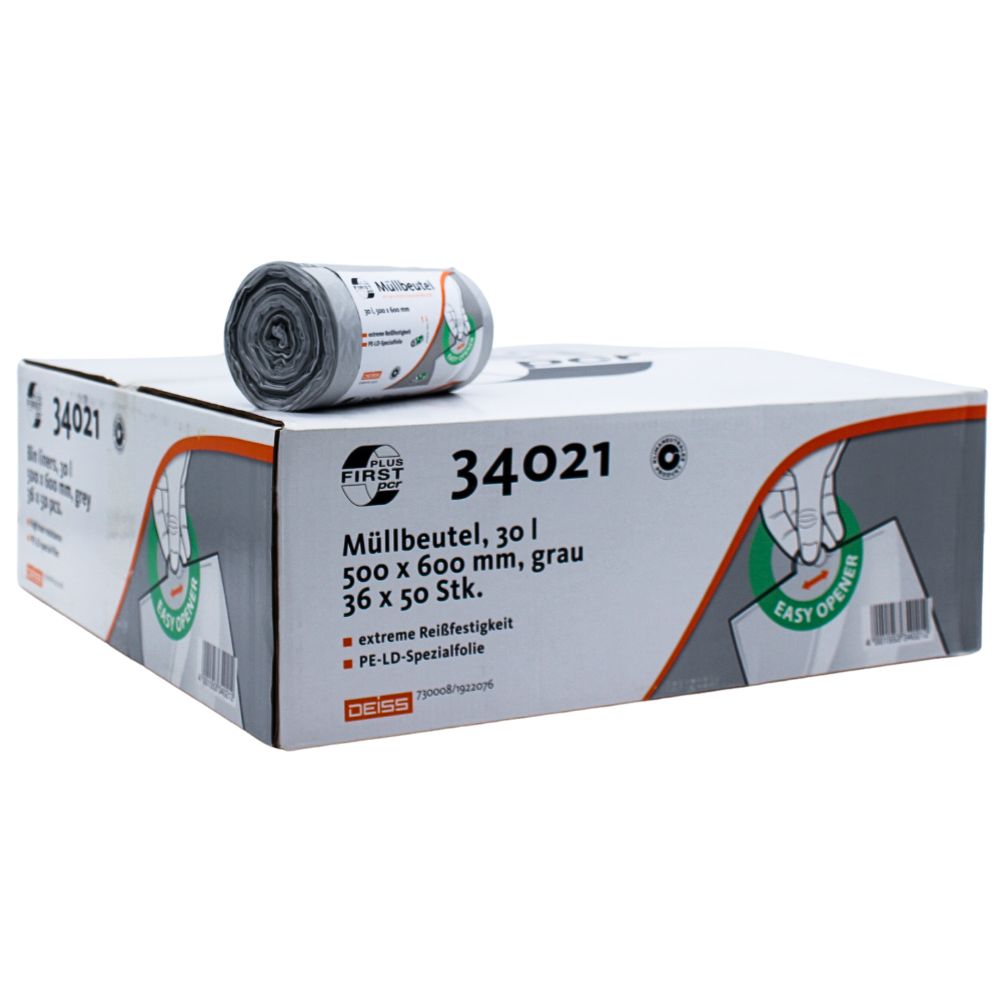 Une boîte de sacs poubelle gris DEISS First Plus Pcr, sur laquelle un rouleau est illustré, est indiquée comme ayant une capacité de 30 litres et mesurant 500 x 600 mm. Elle contient 36 rouleaux de 50 sacs chacun. La boîte est ornée des logos de la marque EMIL DEISS KG (GmbH + Co.) et d'un symbole « Easy Open », qui souligne la composition de 40 % de recyclat post-consommation, faisant de ces sacs un choix climatiquement neutre.