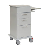 Le chariot pour ordinateur portable Novocal, doté d'un compartiment latéral coulissant, dispose de quatre tiroirs, de poignées métalliques, de quatre grandes roues (dont l'une est équipée d'un levier de frein rouge) et est idéal pour les postes de travail mobiles – le tout dans un design blanc épuré.
