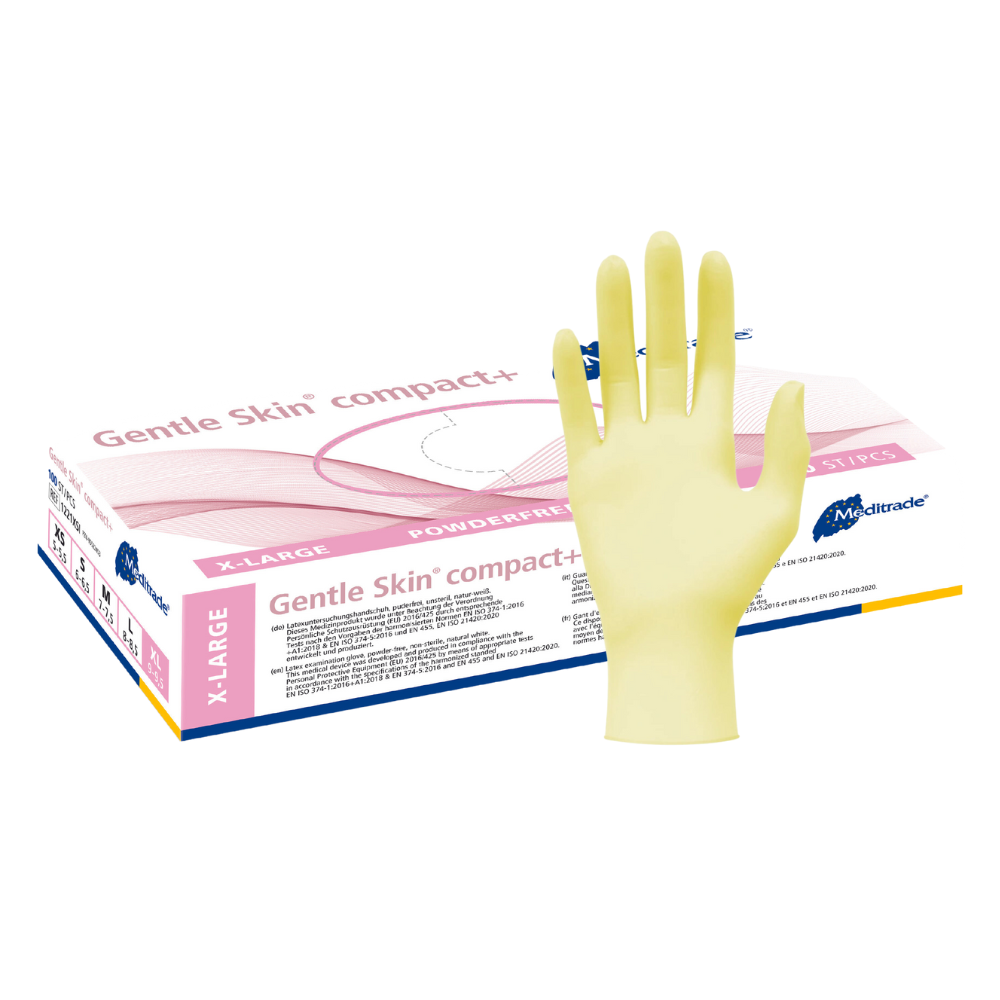 Un gant en latex jaune est visible devant un fond avec une boîte de gants Meditrade Gentle Skin® compact+ jetables avec l'inscription « sans poudre » pour la transformation des aliments. La boîte est partiellement ouverte, révélant d'autres gants de la société Meditrade GmbH.