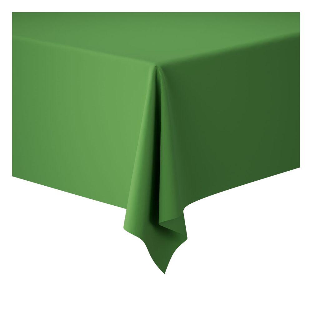 Une table rectangulaire est couverte d'une nappe verte unie et lisse de Duni GmbH Dunicel (1,18 m x 25 m) qui pend uniformément sur les bords - parfait pour une décoration de table flexible lors de grands événements devant un fond blanc simple.