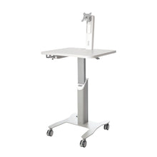 Der Novocal Mobiler Arbeitsplatz für Laptop oder Panel PC bietet mit höhenverstellbarem Monitorarm, VESA-Halterung, flacher Tischplatte, vier Rollfüßen und T-Gestell flexible Nutzung und stabilen Stand.