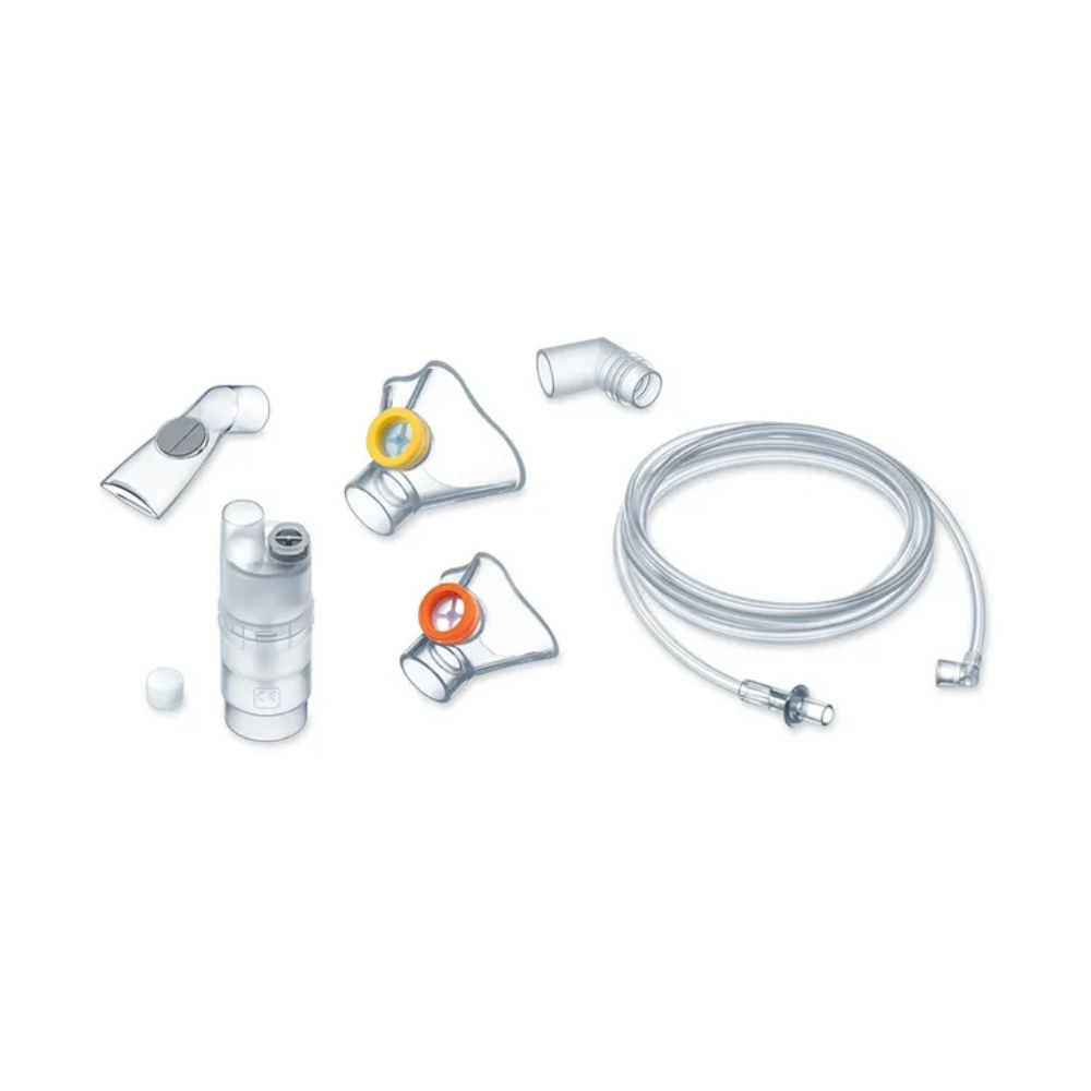 Image des pièces du Medel® Air Plus Kids Yearpack pour inhalateur de Beurer GmbH. Contient un tuyau transparent, un embout buccal, différentes pièces de connexion et un récipient transparent pour les médicaments. Les accessoires ont des anneaux de couleurs différentes pour l'identification. Les composants sont disposés sur un fond blanc simple.