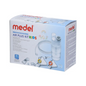 Une boîte de Medel® Air Plus Kids Yearpack pour inhalateur de Beurer GmbH, qui contient un nébuliseur, une douche nasale et des accessoires pour les soins respiratoires chez les enfants. La boîte blanche a du texte bleu et rouge, des illustrations des composants du nébuliseur et des graphiques adaptés aux enfants d'un arc-en-ciel, de nuages et d'un soleil.