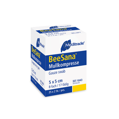 Une boîte de compresses BeeSana® de Meditrade GmbH avec un design blanc et bleu et une inscription en allemand indiquant une taille de 5 x 5.