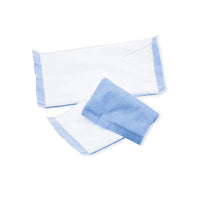 Deux serviettes blanches pliées et un petit gant de toilette bleu « BeeSana® » de Meditrade GmbH, soigneusement disposés sur un fond blanc uni.