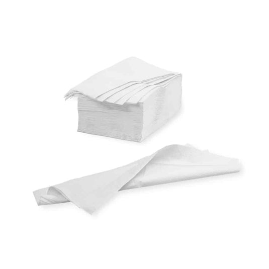 Een stapel opgevouwen witte Meditrade-doekjes – 39 x 30 cm | doos (20 verpakkingen) van Meditrade GmbH is te zien tegen een eenvoudige witte achtergrond. Eén doekje is opengevouwen en ligt voor de stapel, zodat het in zijn volledige grootte te zien is en de hoogwaardige samenstelling van cellulose goed tot zijn recht komt.