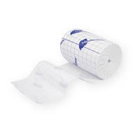 Un rouleau de sparadrap médical blanc portant la mention « Meditrade ABE® Fixiervlies, auto-adhésif », partiellement déroulé. Conçu pour les peaux sensibles, ce sparadrap présente un motif en quadrillage et des logos imprimés en bleu ; il est idéal pour maintenir les pansements en place.