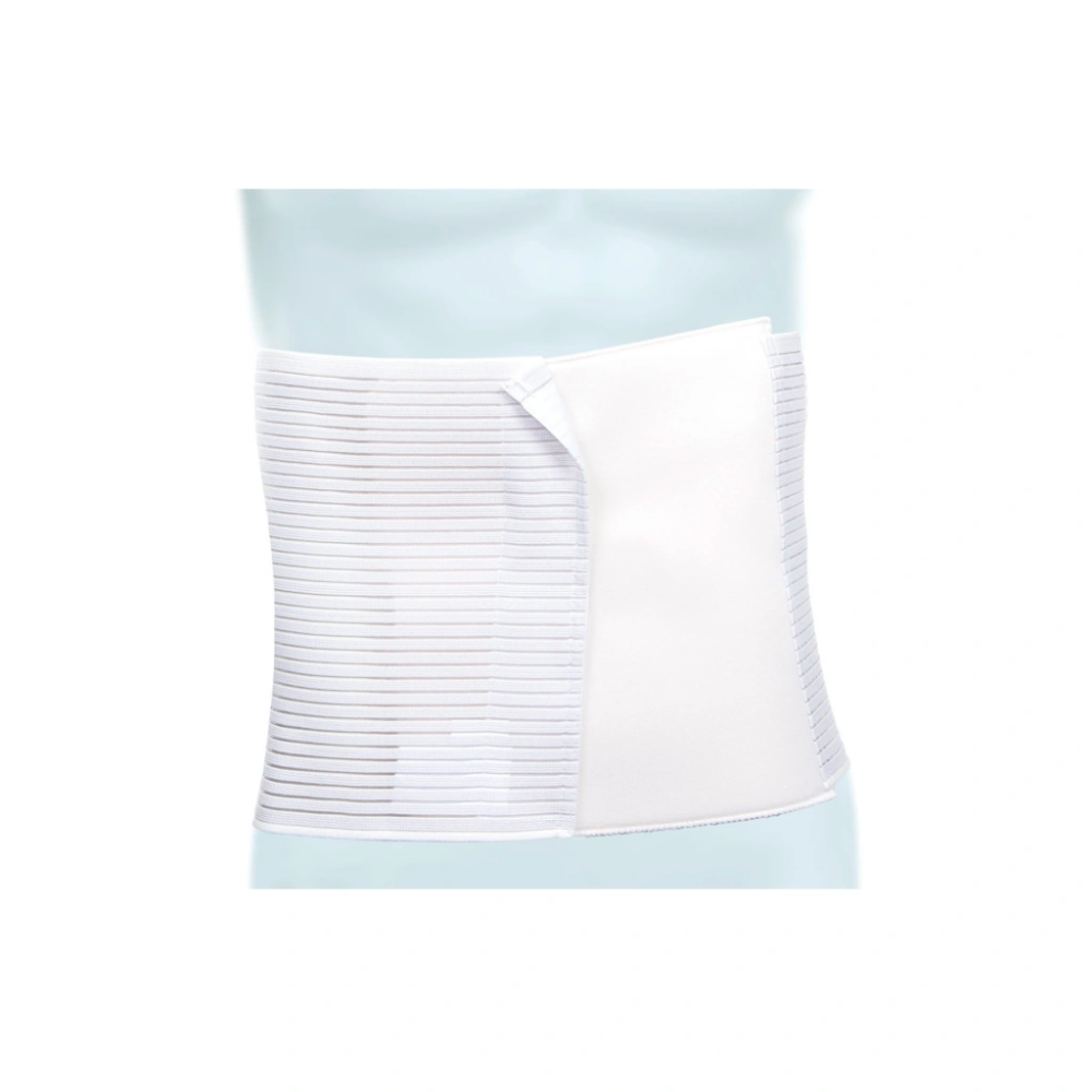 Een witte postoperatieve steunband Meditrade ABE® buikbandage met elastische banden en klittenbandsluiting, afgebeeld op een lichtblauwe achtergrond.