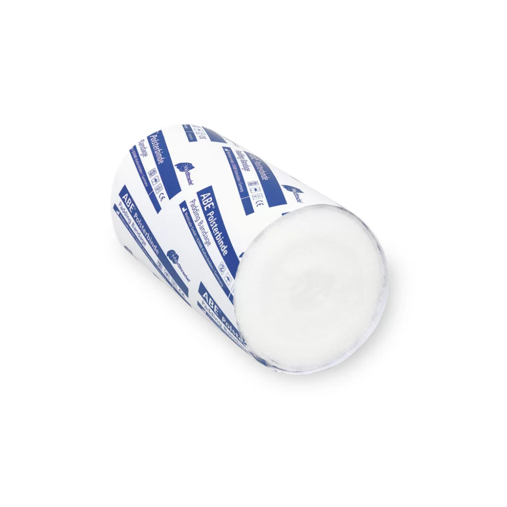 Een rol traditionele witte geitenkaas, gewikkeld in een blauw-witte verbandrol met de merknaam Meditrade ABE®️, geïsoleerd op een witte achtergrond. Het blootliggende uiteinde van de kaas toont zijn romige textuur.