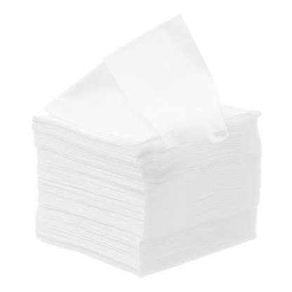 Une pile de serviettes blanches soigneusement pliées de Meditrade GmbH, une partiellement retirée, isolée sur un fond blanc.
