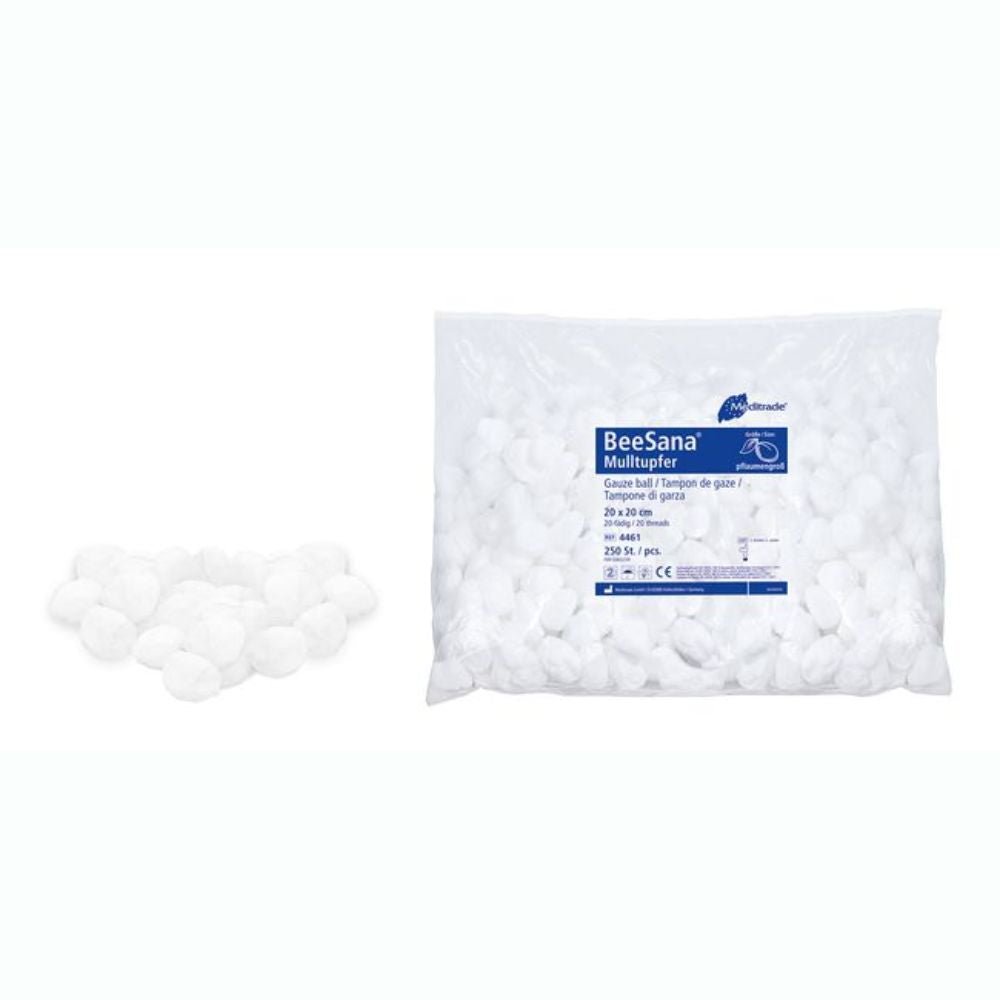 Sur le côté droit, on peut voir une boîte de tampons de gaze Meditrade BeeSana® sans RöKo non stériles 20 x 20 cm compresses de gaze (250 pièces) de Meditrade GmbH avec un étiquetage détaillé. Sur le côté gauche, plusieurs compresses de gaze lâches sont éparpillées sur un fond blanc immaculé.